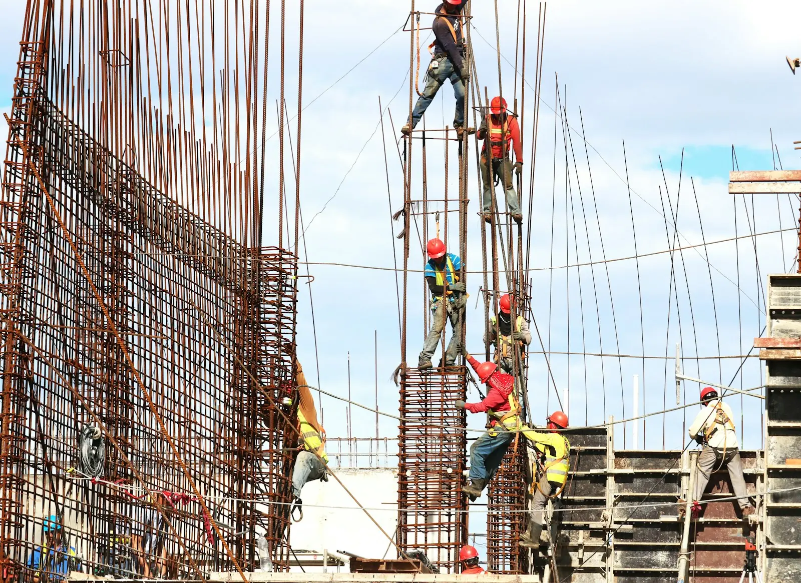 Equipo de HLR Constructora en obra